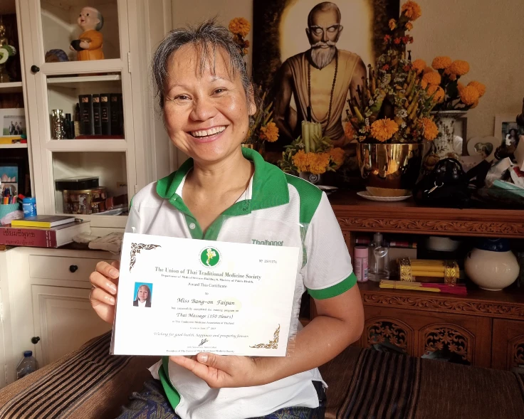 Ik toon trots mijn certificaat uitgereikt door The Union of Thai Traditional Medicine Society