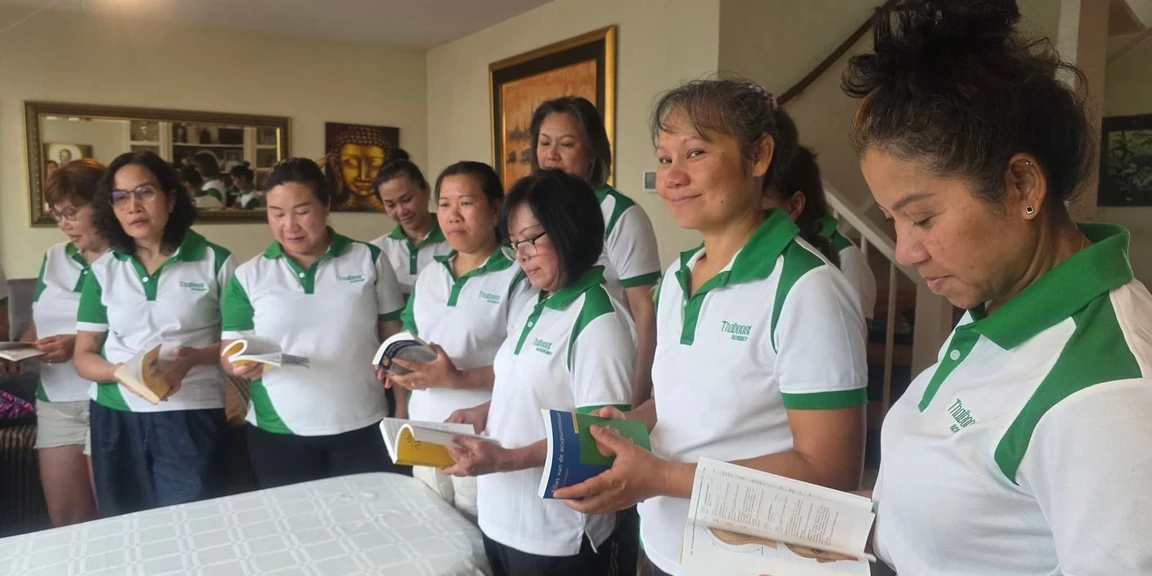 Mijn groep en ik bladeren door een massagehandboek