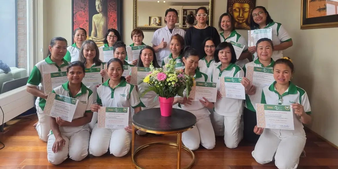 Mijn groep en ik tonen onze certificaten samen met onze leraren van ThaiBoost